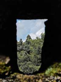 小坪山森澗凝清幽，瀑渠石橋映流光