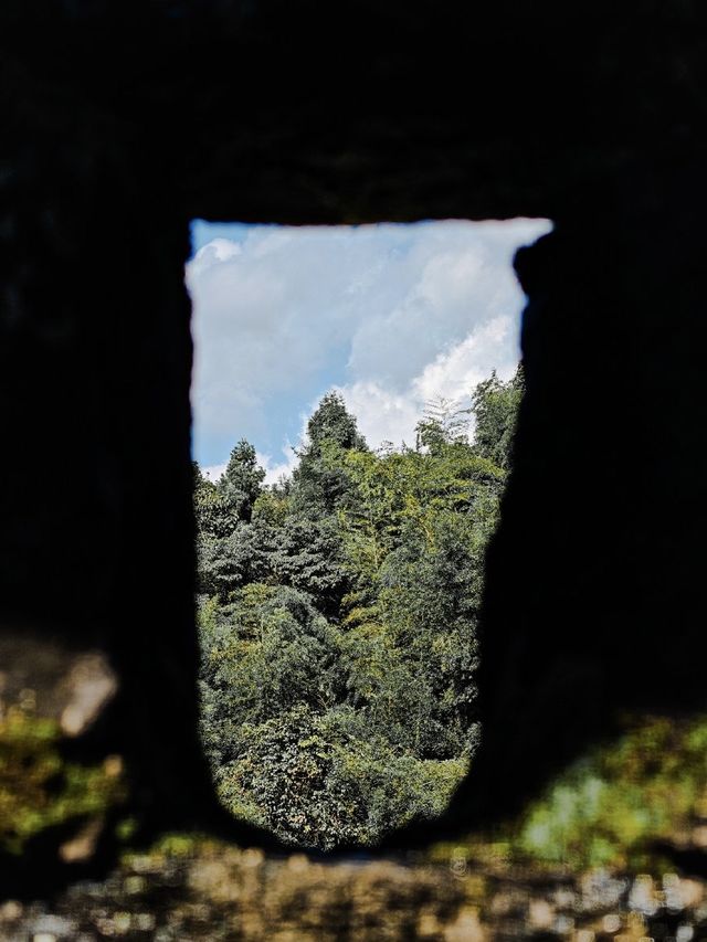 小坪山森澗凝清幽，瀑渠石橋映流光
