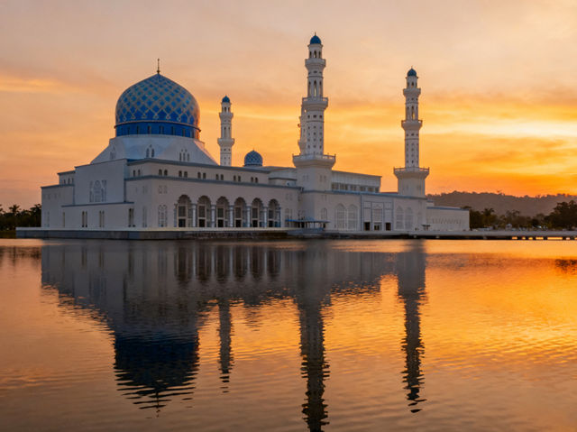 Explore Kota Kinabalu's Floating Mosque: A Blend of Beauty and Spirituality🕌