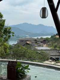 最愛無邊山崖泡池 - 邊泡溫泉邊賞湖景！