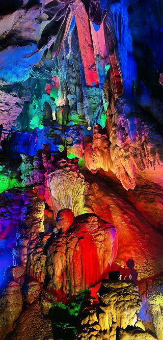 아시아 최대 규모의 동굴을 탐험해 보세요. 동굴 안으로 들어가 사계절을 경험하고, 수백만 년 된 고대 돌을 바라보세요.