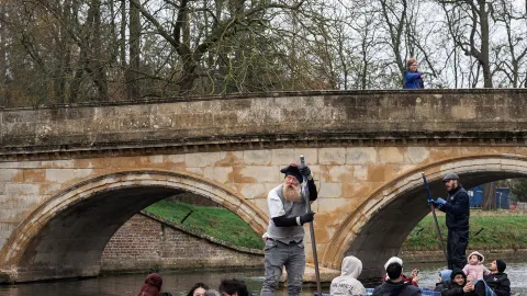 Berperahu di Sungai Cam pada hari yang mendung, menyaksikan wajah asli Universitas Cambridge. — traveler post in Cambridge