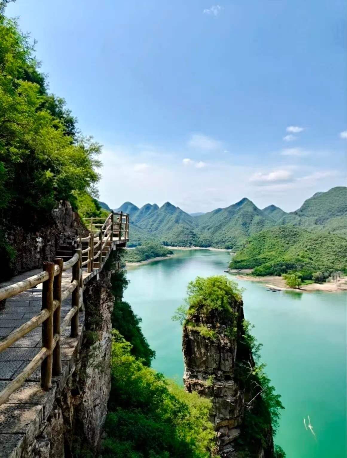Perjalanan langsung selama 2 jam dari Beijing ke Danau Yishui, yang dikenal sebagai "Guilin Kecil di Utara," menawarkan pengalaman satu tempat dengan pemandangan danau dan pegunungan yang menakjubkan.