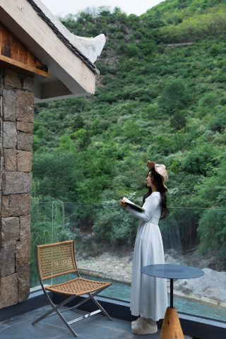 Stay at the Cliffside Ark Amid Jiuzhaigou’s Mountains and Waters