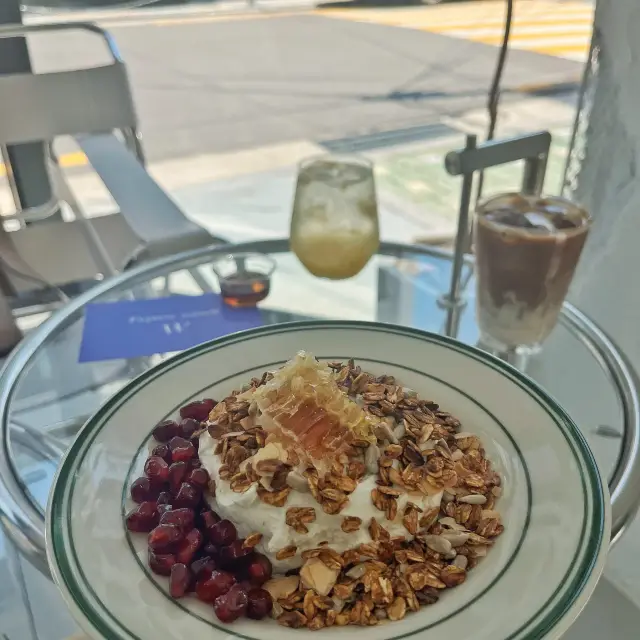 🥣It‘s your first time combining yoga and pomegranate, right