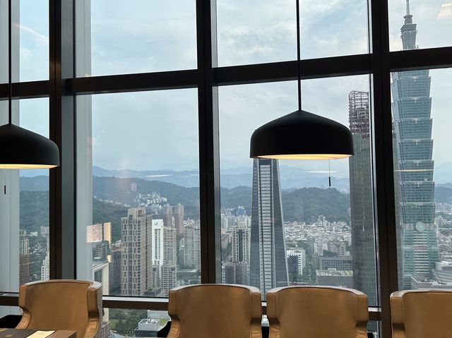 🛍️ 微風信義：時尚購物、美食探索的最佳去處！🍴👗