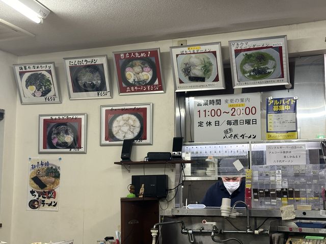 福岡・博多区。とんこつベースの緑色ダーメン『博多ダーメン屋八千代支店』