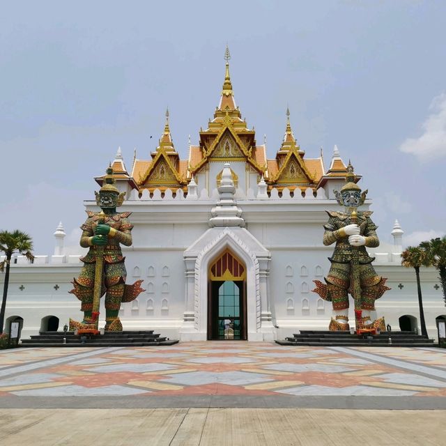 A large theme park, very little visitors
