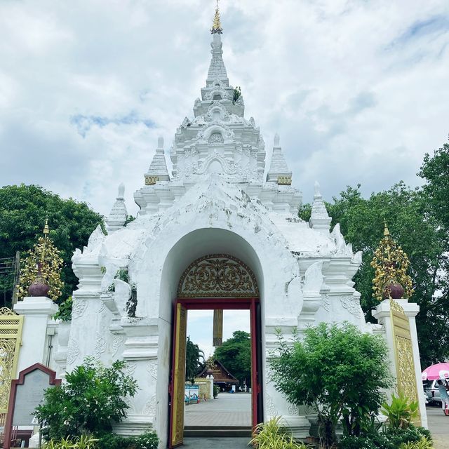 พระอารามหลวง วัดพระธาตุหริภุญชัย