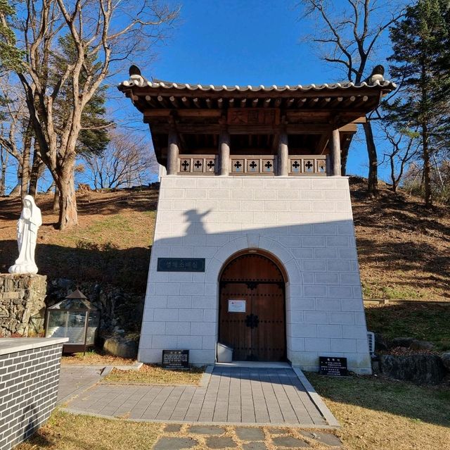 한국 최초의 사제 김대건신부 여기 잠들다.