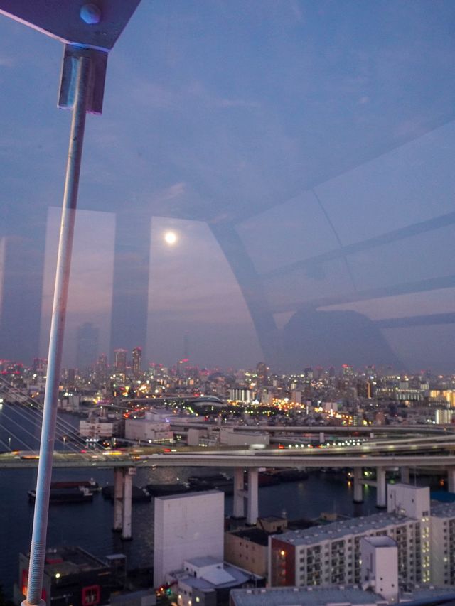 【乘坐摩天輪從高空欣賞大阪港】