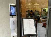 京都・中京区。エースホテル京都のロビー、コーヒーで一休み『Stumptown Coffee Roasters』