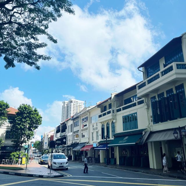 A relaxing road near the marina bay