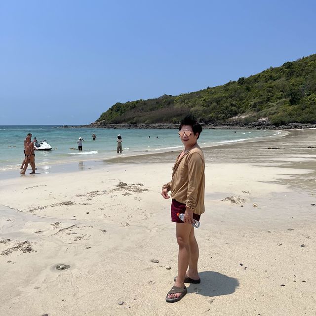 หาดนวล เกาะล้าน วิวเขาโอบชายหาดดูสวยงาม