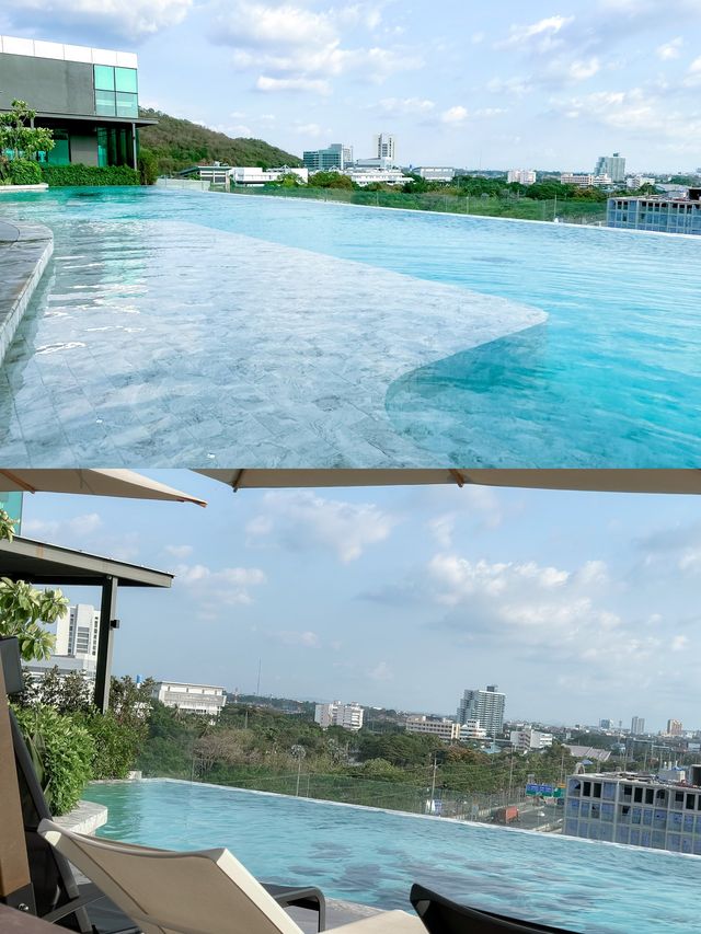 โรงแรม ฮอลิเดย์ อินน์ แอนด์ สวีทส์ ศรีราชา