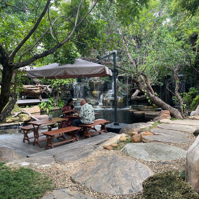 ร้านกาแฟมีน้ำตกอยู่กลางร้าน💚🌾🫧