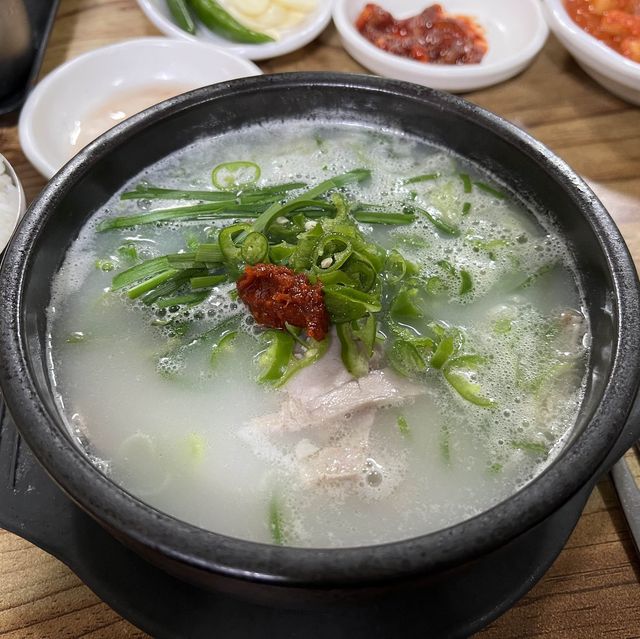 뚝배기에 고기가 한가득 들어갔는데 저렴한 봉순대!