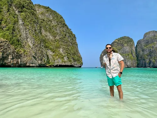 🌴 อ่าวมาหยา – ชายหาดที่ถูกสร้างขึ้นมาเพื่อความฝัน 🌊🏝️