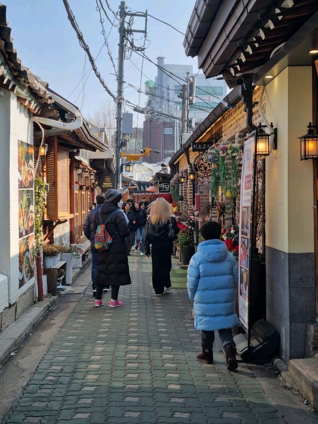 힙하게 변신한 한옥 거리
