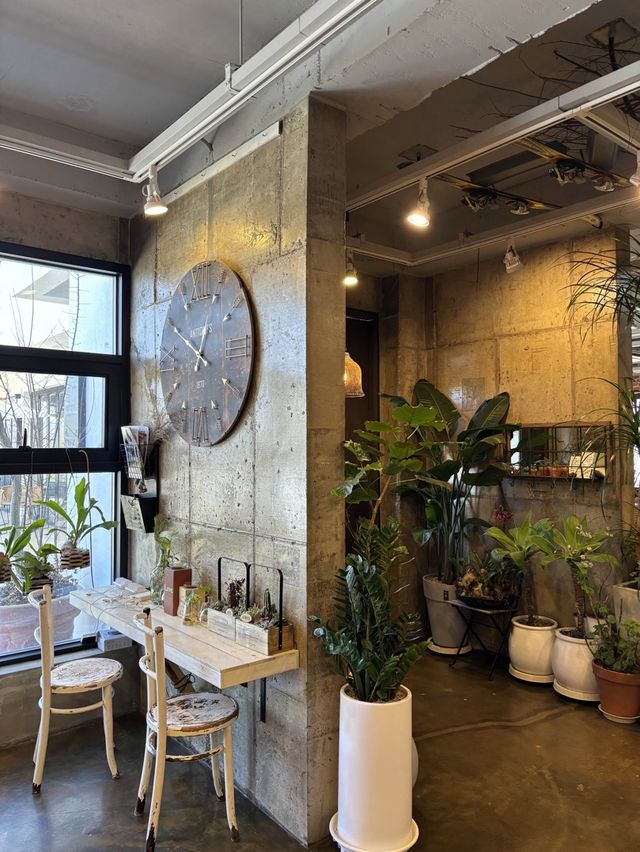 봄향기가 가득한 감성적인 꽃가게 & 카페🌷