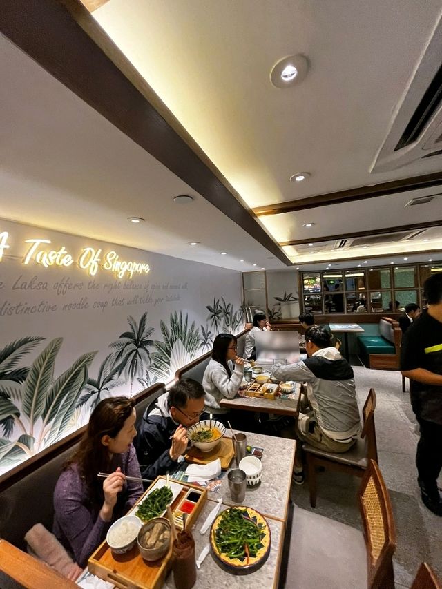 餐廳特色菜品：香芒大蝦米紙捲，新加坡喇沙