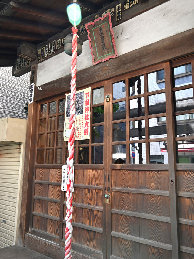 【亀住稲荷神社/千代田区】赤い柵の稲荷玉と凛々しい狛狐