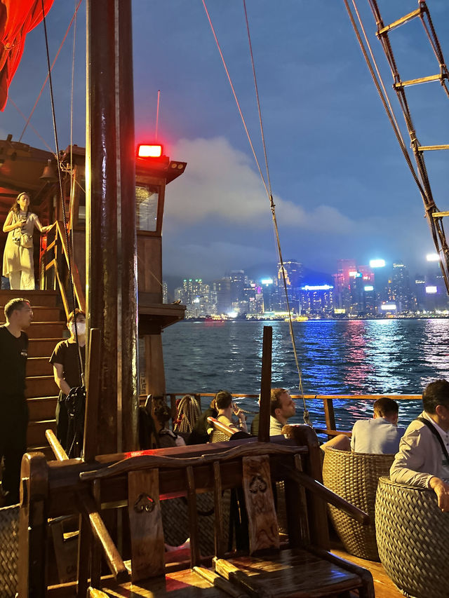 와인 한잔과 홍콩의 야경을 감상할 수 있는 아쿠아루나🚢