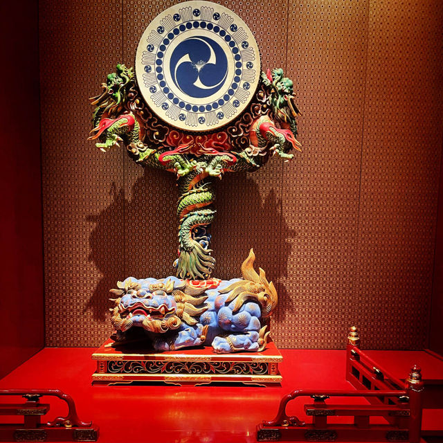 【シンガポール🇸🇬/壁一面に仏像が並ぶ煌びやかな”仏牙寺龍華院博物館”】