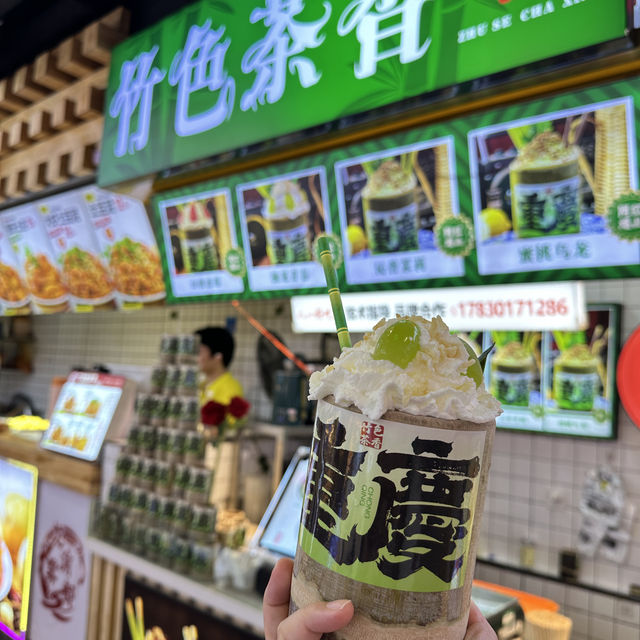 解放碑周邊的 八一美食廣場。必須來吃的小吃街