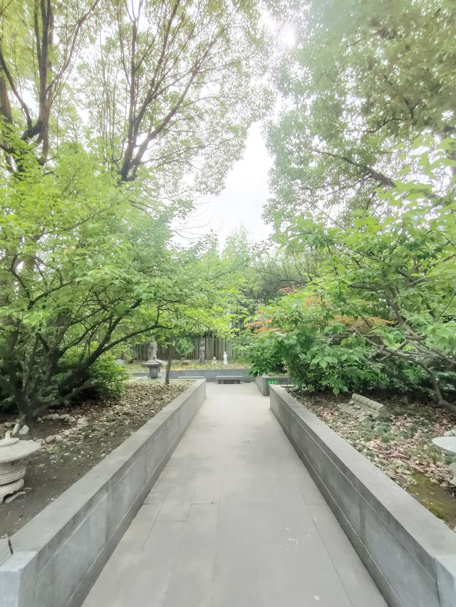有着999尊佛像的万佛讲寺