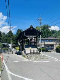 【長野県/下諏訪　“諏訪大社 下社 春宮”前/道路の真ん中にある下馬橋】