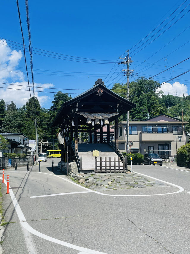 【長野県/下諏訪　“諏訪大社 下社 春宮”前/道路の真ん中にある下馬橋】