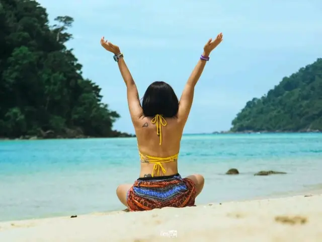 蘇林島水清澈見底，青少年們非常喜歡。