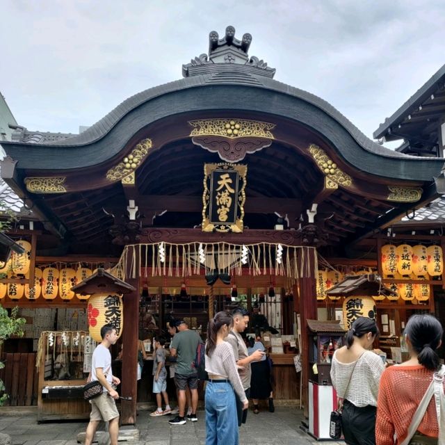 京都景點｜隱身商店街能增長學問智慧、金牛求財富—錦天滿宮