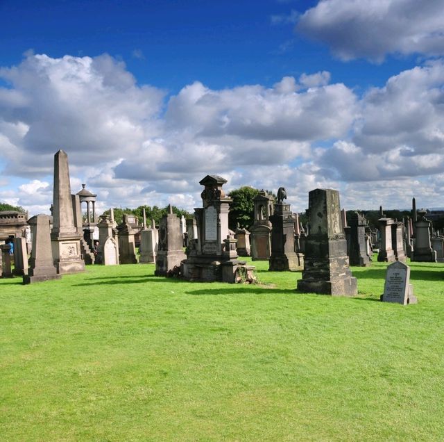 Stroll in a victorian cemetery 