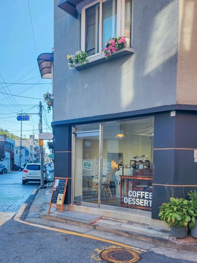 쫀득한 까눌레와 달달한 커피를 즐길 수 있는 < 마켓까눌레 >