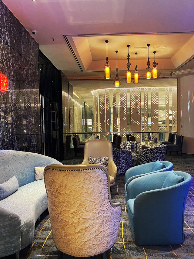 Pull the man to the hotel 🦩🦩