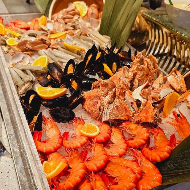 A Seafood Extravaganza: Crowne Plaza Straits City Hotel Buffet