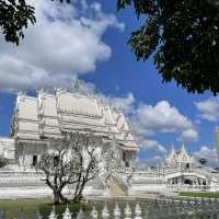 ไปเที่ยวรายต้องแวะชมความงามที่วัดร่องขุ่น