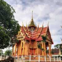 ชมจิตรกรรมฝาผนังในอุโบสถโบราณ