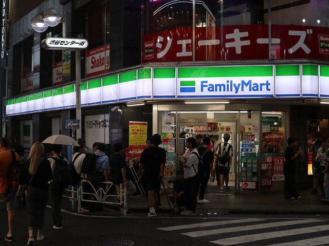 Shibuya Crossing at Night: Tokyo’s Electric Heartbeat