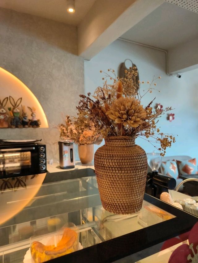Cozy Café Vibes & Floral Magic
