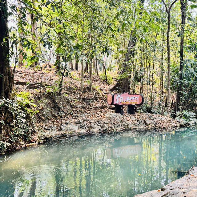 游览猜也奔府南普塔老（Nam Phut Thap Lao）天然泉眼瀑布 很多很出镜的地方
