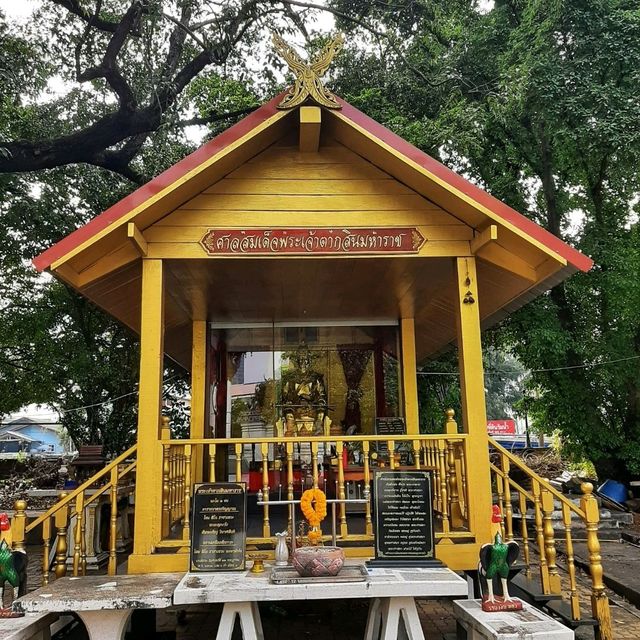 สักการะขอพรพระพุทธฉาย ณ วัดขี้เหล็ก