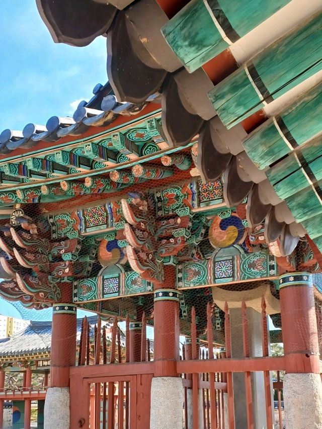 단청 아래 한옥 건축이 주는 정적인 아름다움 🏯🌿