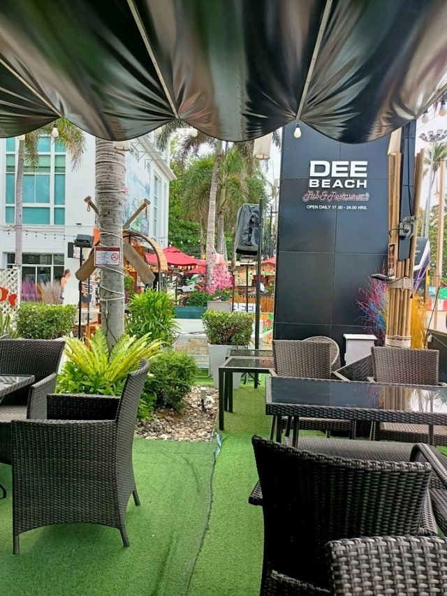 Dee Beach ริมหาดจอมเทียน