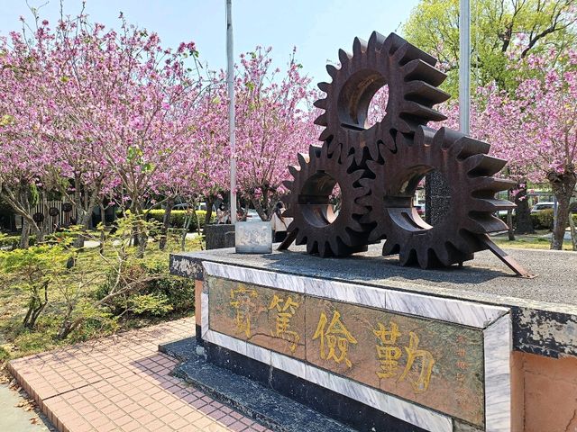 漫步糖廠，沉浸在賞花與春日暖陽中，格外愜意。