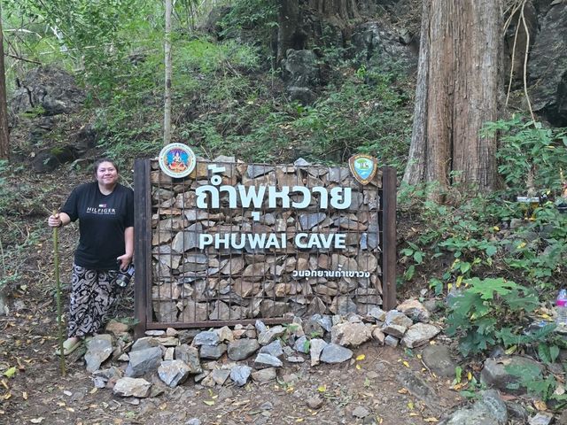 สำรวจถ้ำพุหวาย ตั้งอยู่ในวนอุทยานถ้ำเขาวง