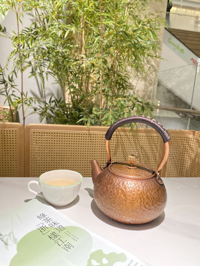 。竹林下嚐新江南菜。