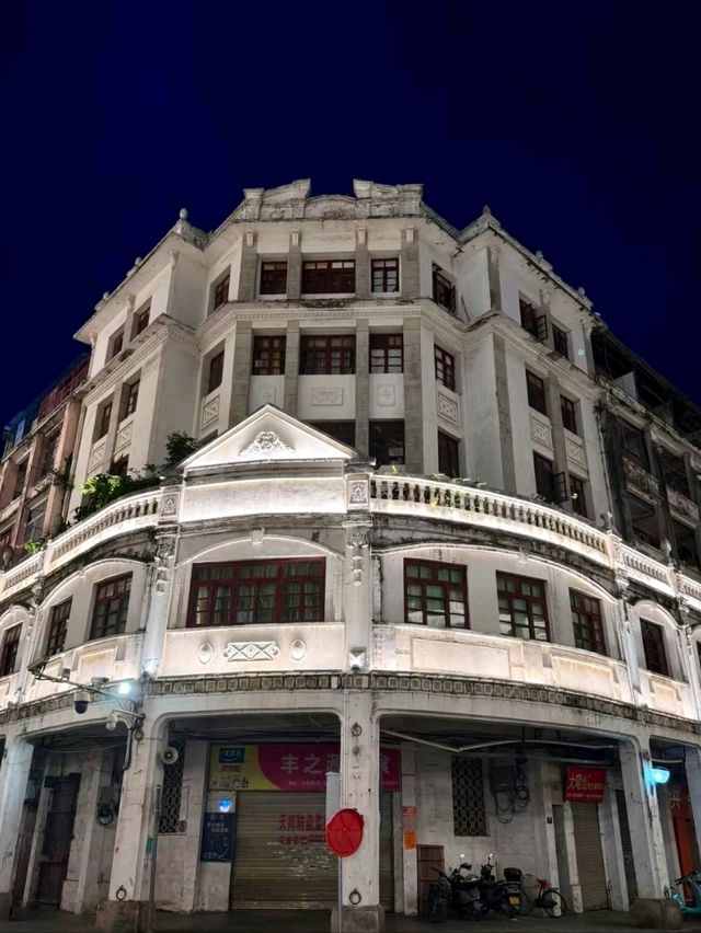 Qilou City: A Majestic Arcade Wonderland